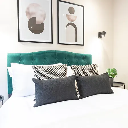 Harvey Nic's & Designer Quarter 62ch Apartment