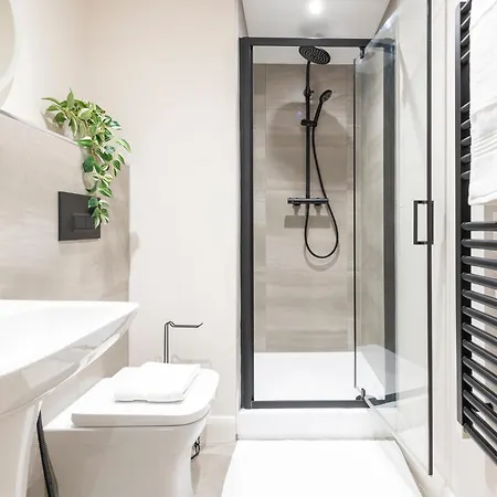 Harvey Nic's & Designer Quarter 62ch Apartment