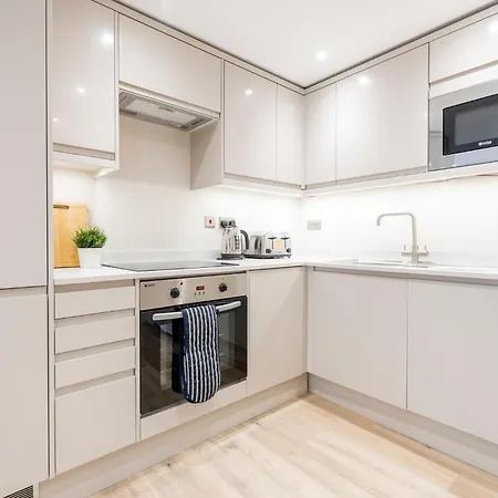 Harvey Nic's & Designer Quarter 62ch *